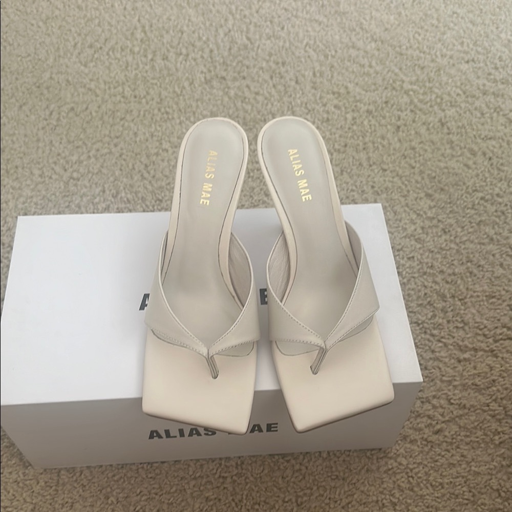 Alias Mae kitten heel